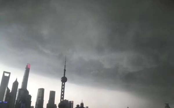 震撼似大片！上海大风和雷电预警齐发 天空秒变黑夜-图2