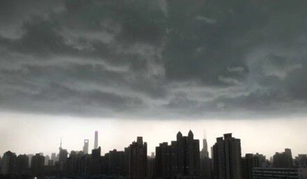 震撼似大片！上海大风和雷电预警齐发 天空秒变黑夜-图6