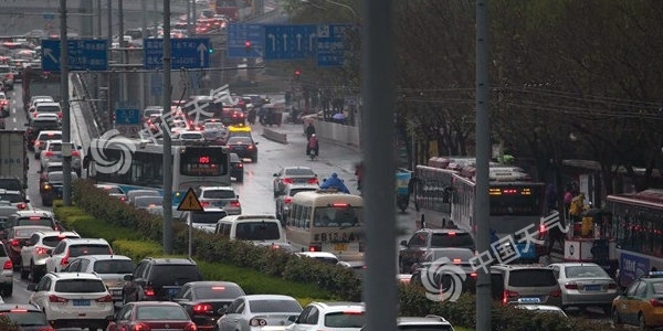 雨雪扰京城 您今早的上班路还顺利吗？