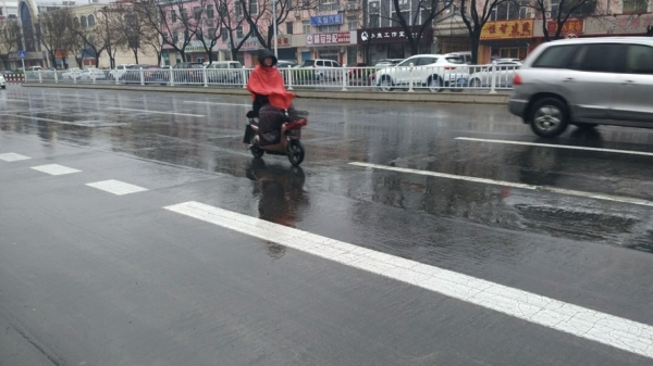 山东威海降雨 路面湿滑-图1