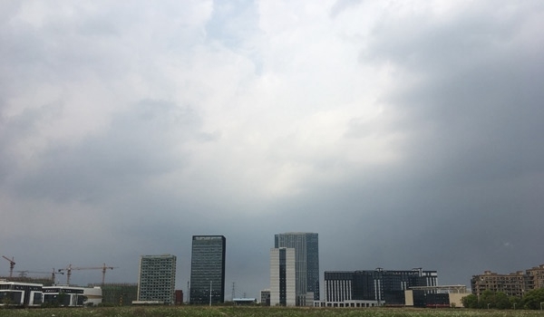 警惕！浙江狂降超10℃ 前一秒露腰后一秒换装