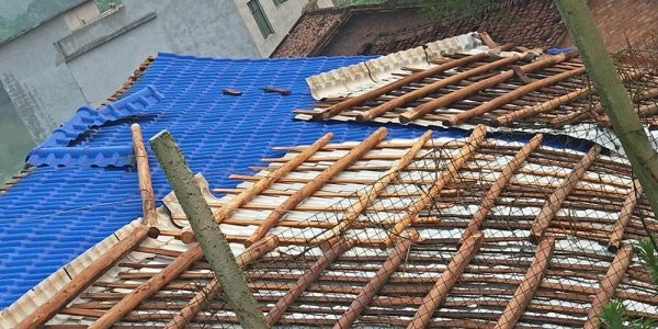 广西忻城象州多地遇大风冰雹 屋顶车窗被砸破-图1