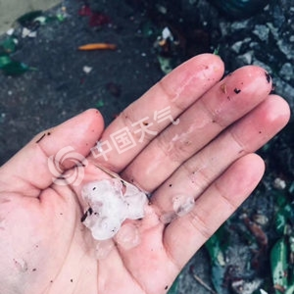 暴雨冰雹联手袭广东 多地下“冰”