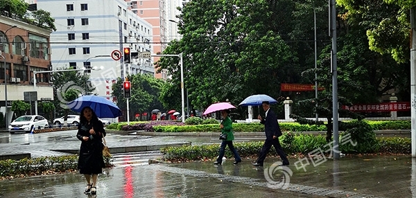 重庆昨夜多个雨量站遭遇暴雨今日持续阵雨气温难超22℃