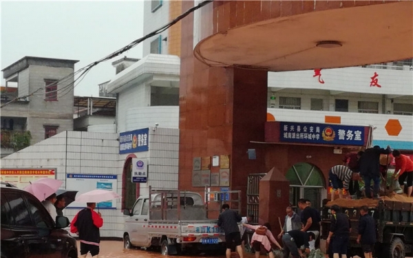 广东新兴短时猛烈降雨 县城汪洋一片学生淌水返校-图1