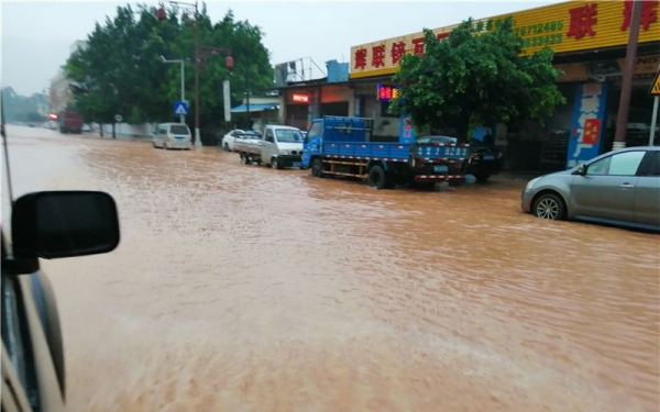 广东新兴短时猛烈降雨 县城汪洋一片学生淌水返校-图4