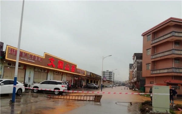 广东新兴短时猛烈降雨 县城汪洋一片学生淌水返校-图6