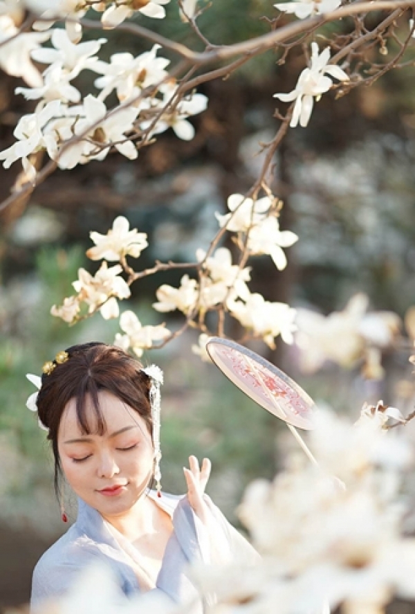 美人如玉裳如画 春花古装两相宜-图1