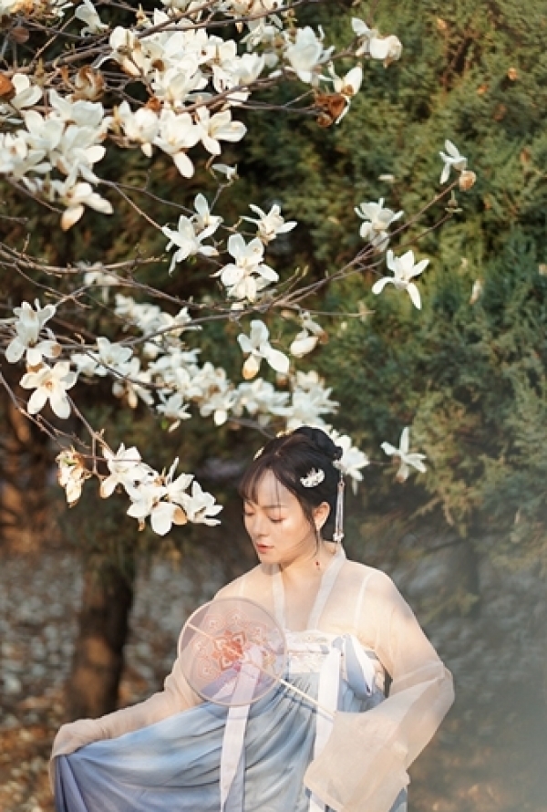 美人如玉裳如画 春花古装两相宜-图2
