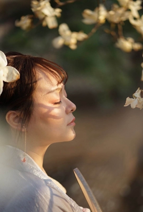 美人如玉裳如画 春花古装两相宜-图3