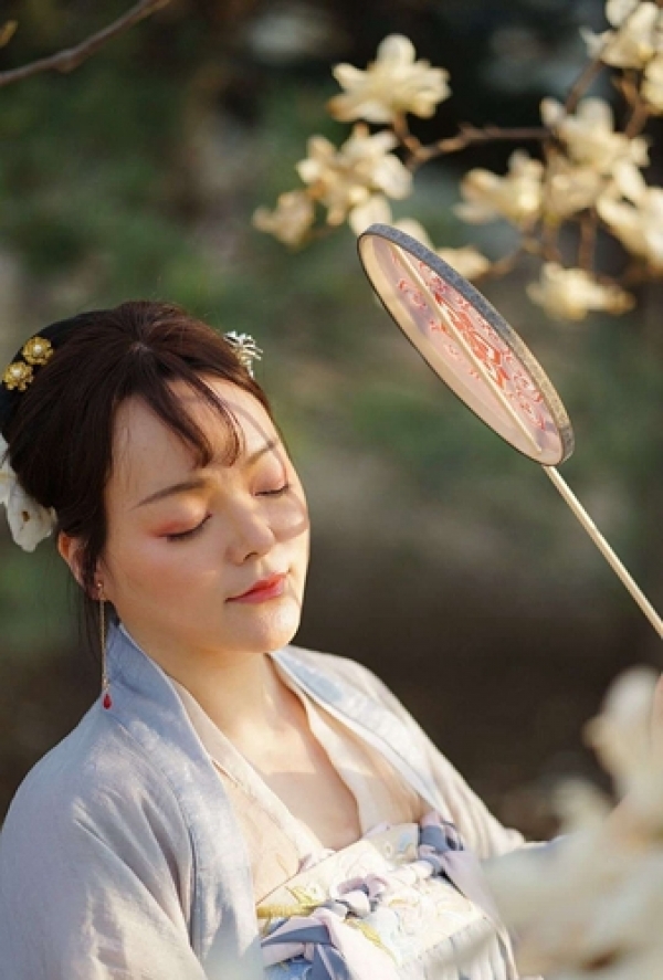 美人如玉裳如画 春花古装两相宜-图5