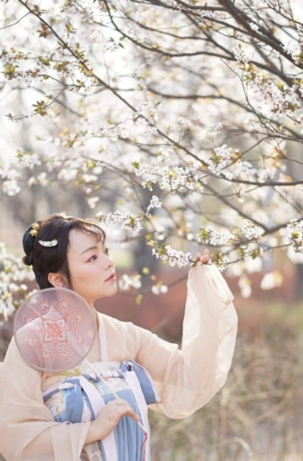 美人如玉裳如画 春花古装两相宜-图9