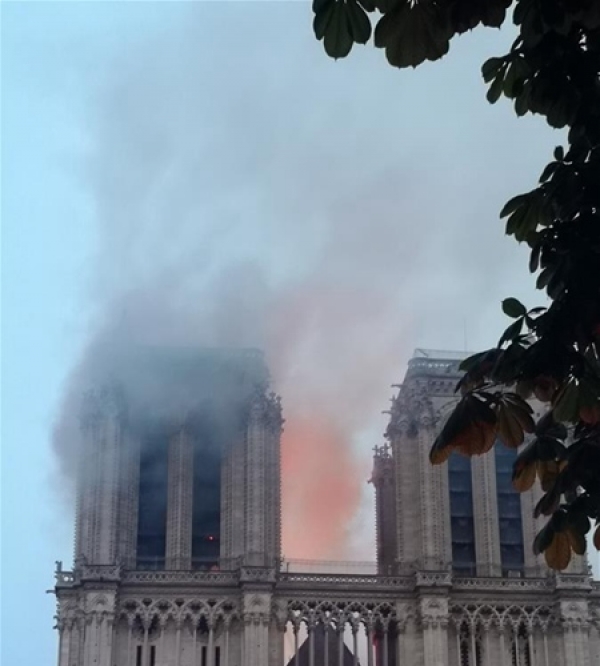 巴黎圣母院发生大火 建筑损毁严重-图4
