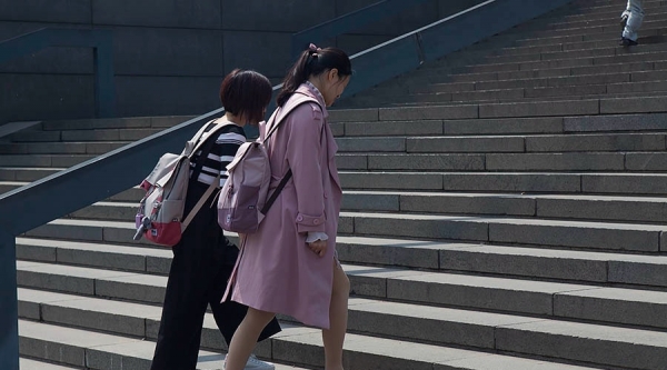 热如初夏 北京街头短袖裙装齐上阵-图2