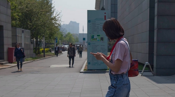 热如初夏 北京街头短袖裙装齐上阵-图3