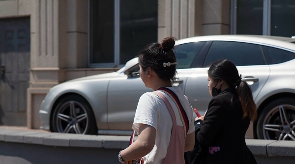 热如初夏 北京街头短袖裙装齐上阵-图4