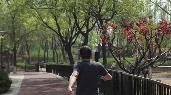 热如初夏 北京街头短袖裙装齐上阵-图5