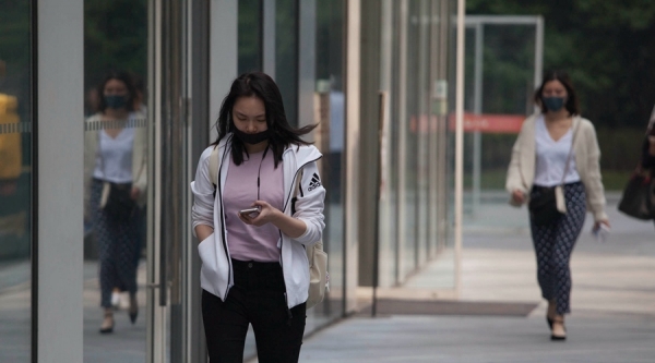 北京空气质量不佳 市民出行口罩遮面-图3