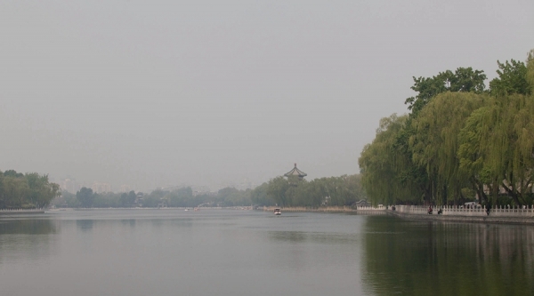 北京空气质量不佳 市民出行口罩遮面-图6