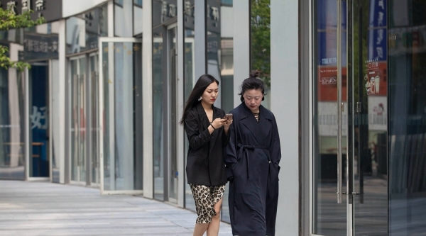 晴热下的北京街头 裙装美女闪亮登场-图3