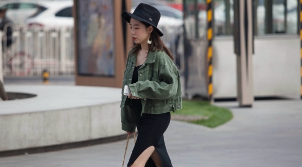 晴热下的北京街头 裙装美女闪亮登场-图1