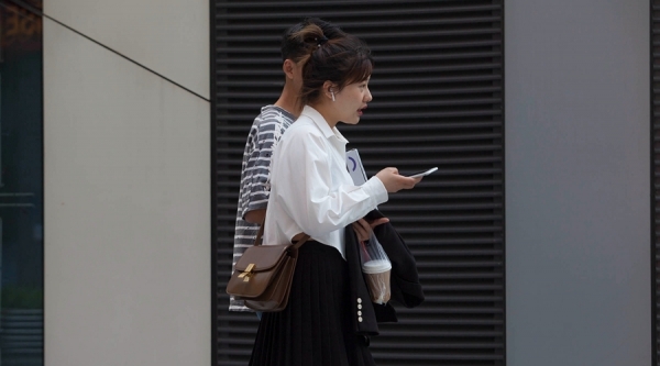 晴热下的北京街头 裙装美女闪亮登场-图5
