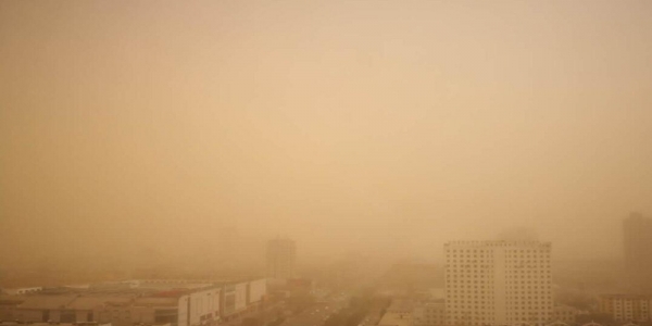 内蒙古通辽市黄沙漫天 局地现10级大风-图1