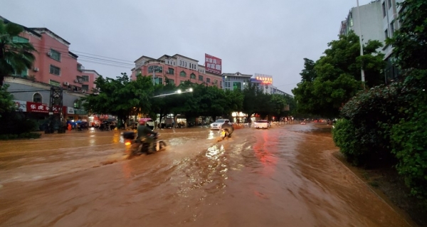 江西定南暴雨袭城 内涝严重市民蹚水出行-图1