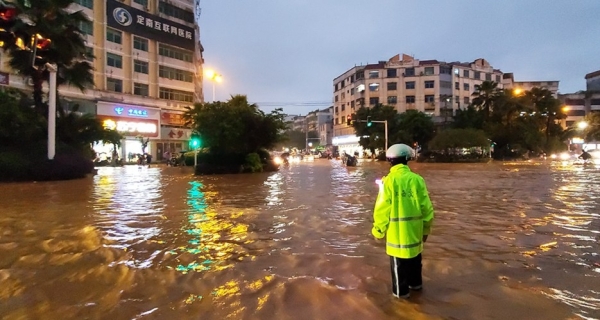江西定南暴雨袭城 内涝严重市民蹚水出行-图6