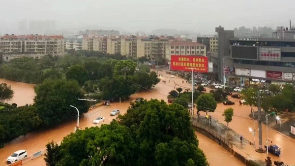 江西定南暴雨袭城 内涝严重市民蹚水出行-图8