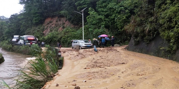 暴雨来袭 广东韶关曲江​山坡坍塌断道-图2