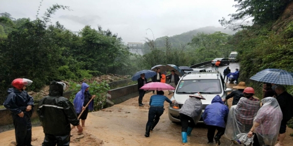 暴雨来袭 广东韶关曲江​山坡坍塌断道-图5