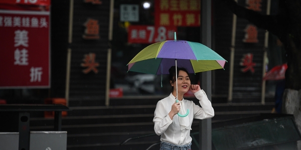 重庆主城突降暴雨 市民猝不及防雨中奔跑-图3