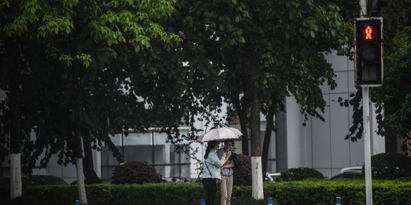 重庆主城突降暴雨 市民猝不及防雨中奔跑-图5