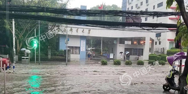 强降雨“席卷”重庆 多地现大暴雨 今日局地仍有暴雨