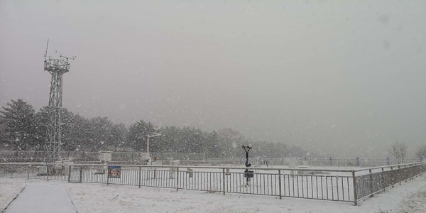 河北承德围场四月飞雪 交通出行受阻-图2