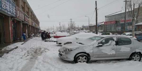 内蒙古锡林郭勒盟四月暴雪袭城 路面积雪结冰出行难-图6
