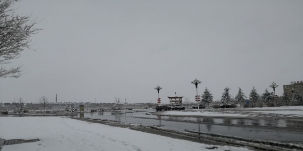 内蒙古锡林郭勒盟四月暴雪袭城 路面积雪结冰出行难-图9