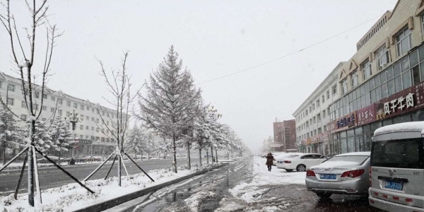 内蒙古锡林郭勒盟四月暴雪袭城 路面积雪结冰出行难-图8