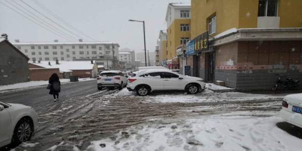 内蒙古锡林郭勒盟四月暴雪袭城 路面积雪结冰出行难-图7