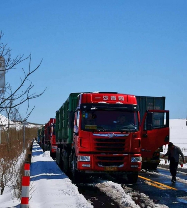 河北丰宁积雪路滑 道路通行受阻-图1