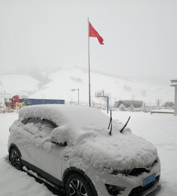 河北丰宁积雪路滑 道路通行受阻-图2
