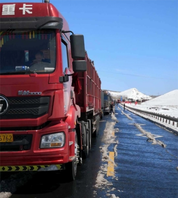 河北丰宁积雪路滑 道路通行受阻-图5