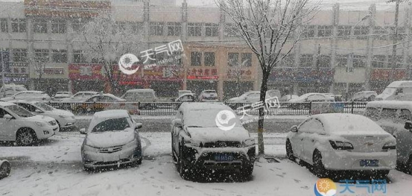 河北承德4月飘雪 围场县城降雪明显气温跌至0℃