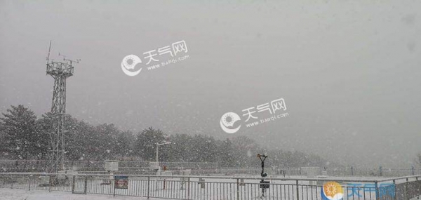 河北承德4月飘雪 围场县城降雪明显气温跌至0℃