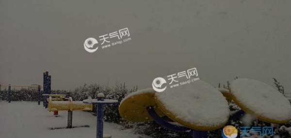 河北承德4月飘雪 围场县城降雪明显气温跌至0℃