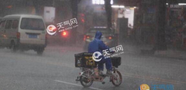 广东全省持续大暴雨 大部气温气温30℃以上