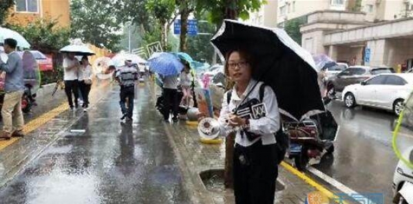 广西多地持续降雨天气 气温依旧30℃以上
