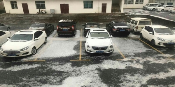 云南永丰镇遭遇冰雹袭击 覆盖地面一片雪白-图1