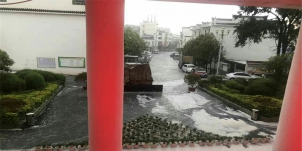 云南永丰镇遭遇冰雹袭击 覆盖地面一片雪白-图3